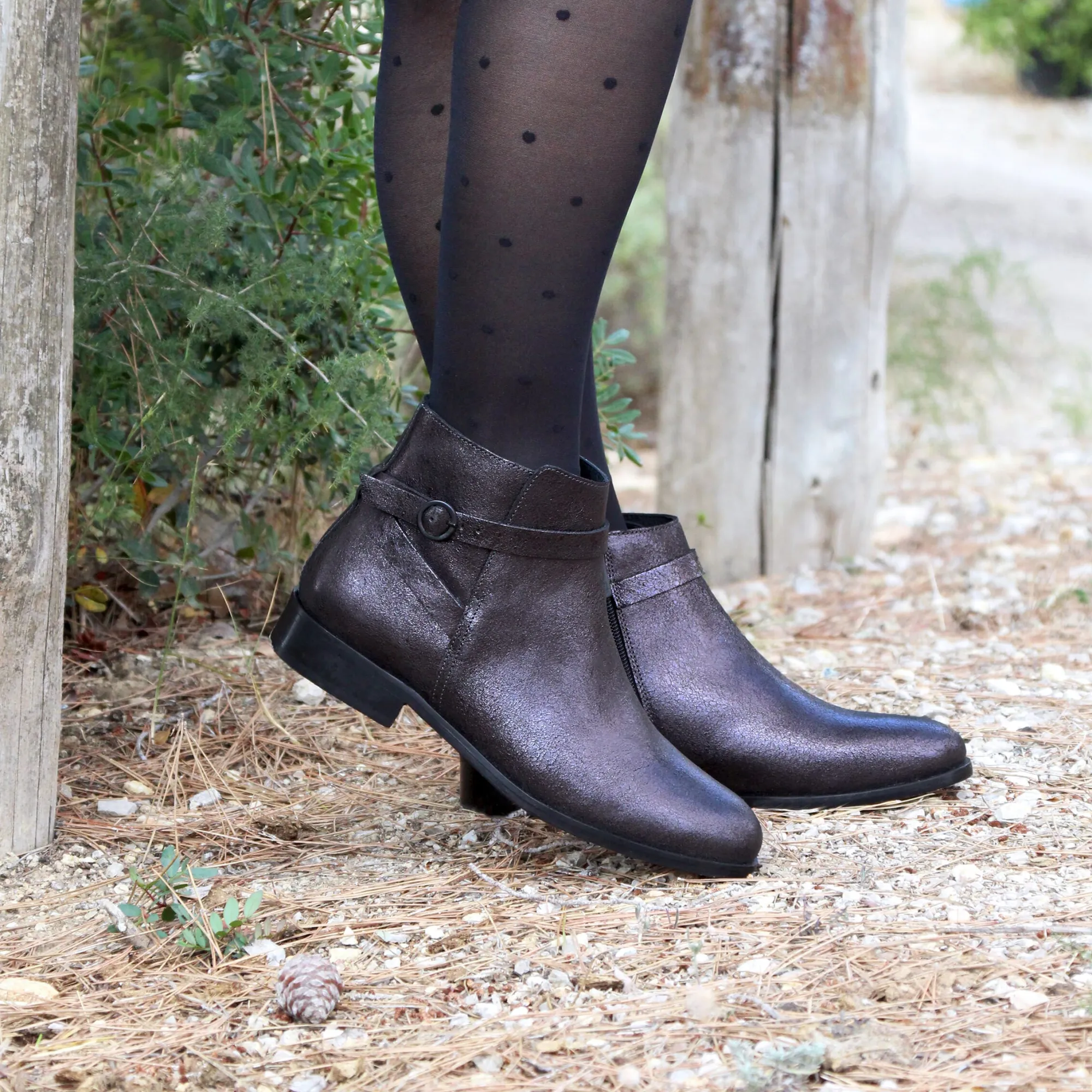 Best Bottines cavalières plates cuir irisé noir Femme Bottines & Bottes