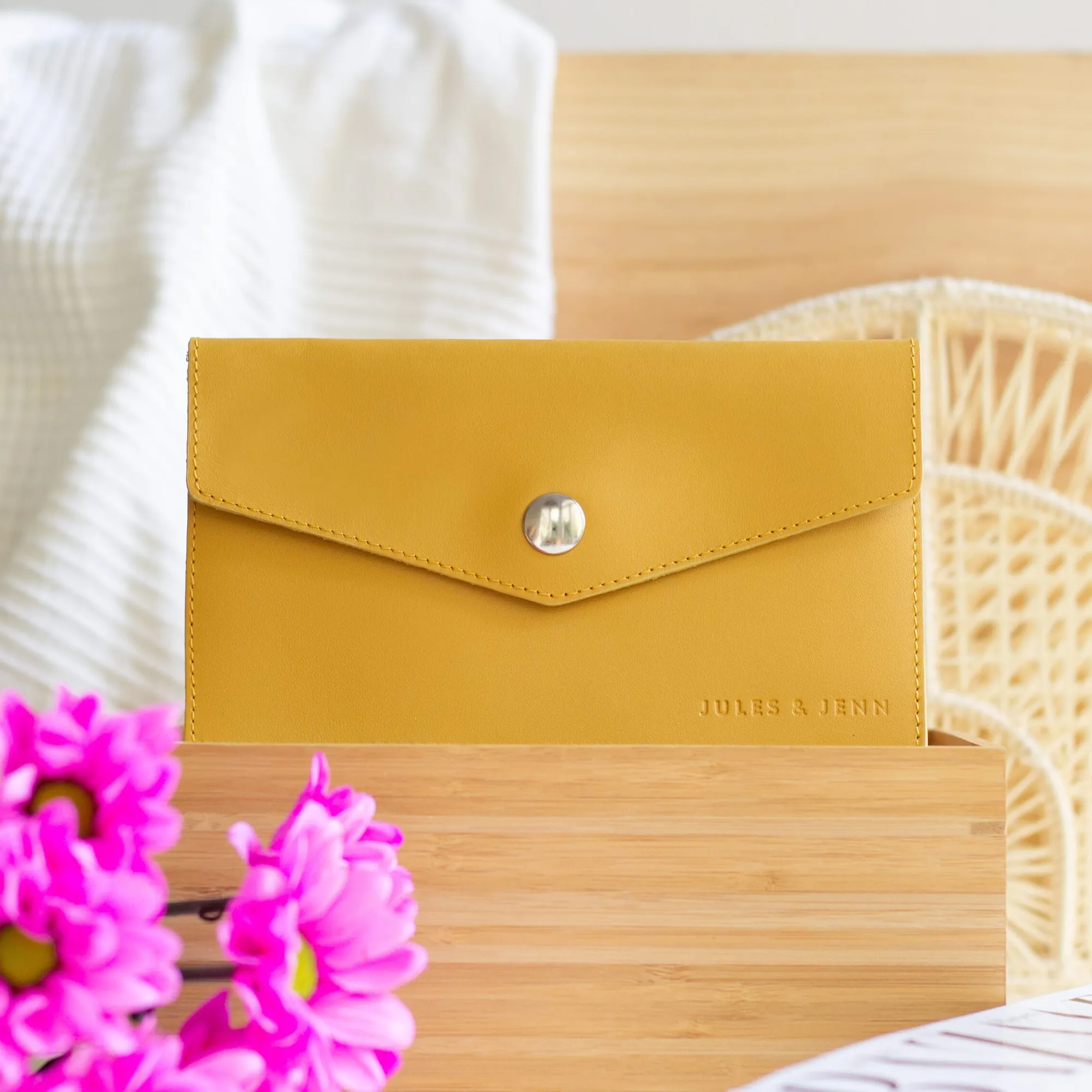 Cheap Pochette enveloppe upcyclé moutarde Femme Dressing Recyclé|Pochettes