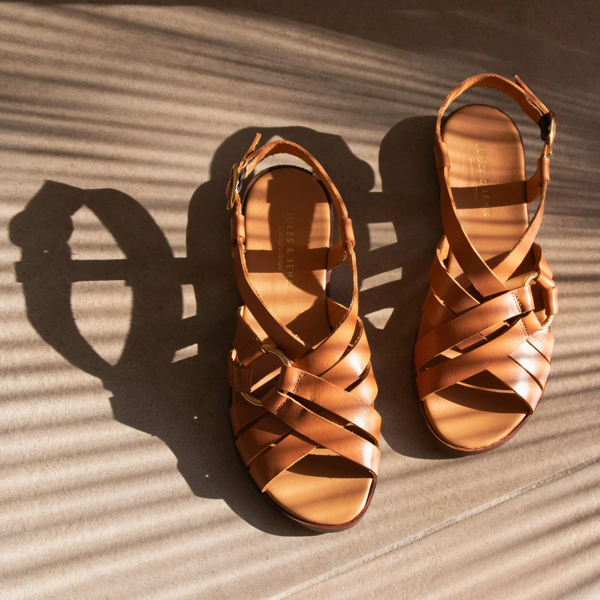 Shop Sandales plates anneau cuir Femme Sandales