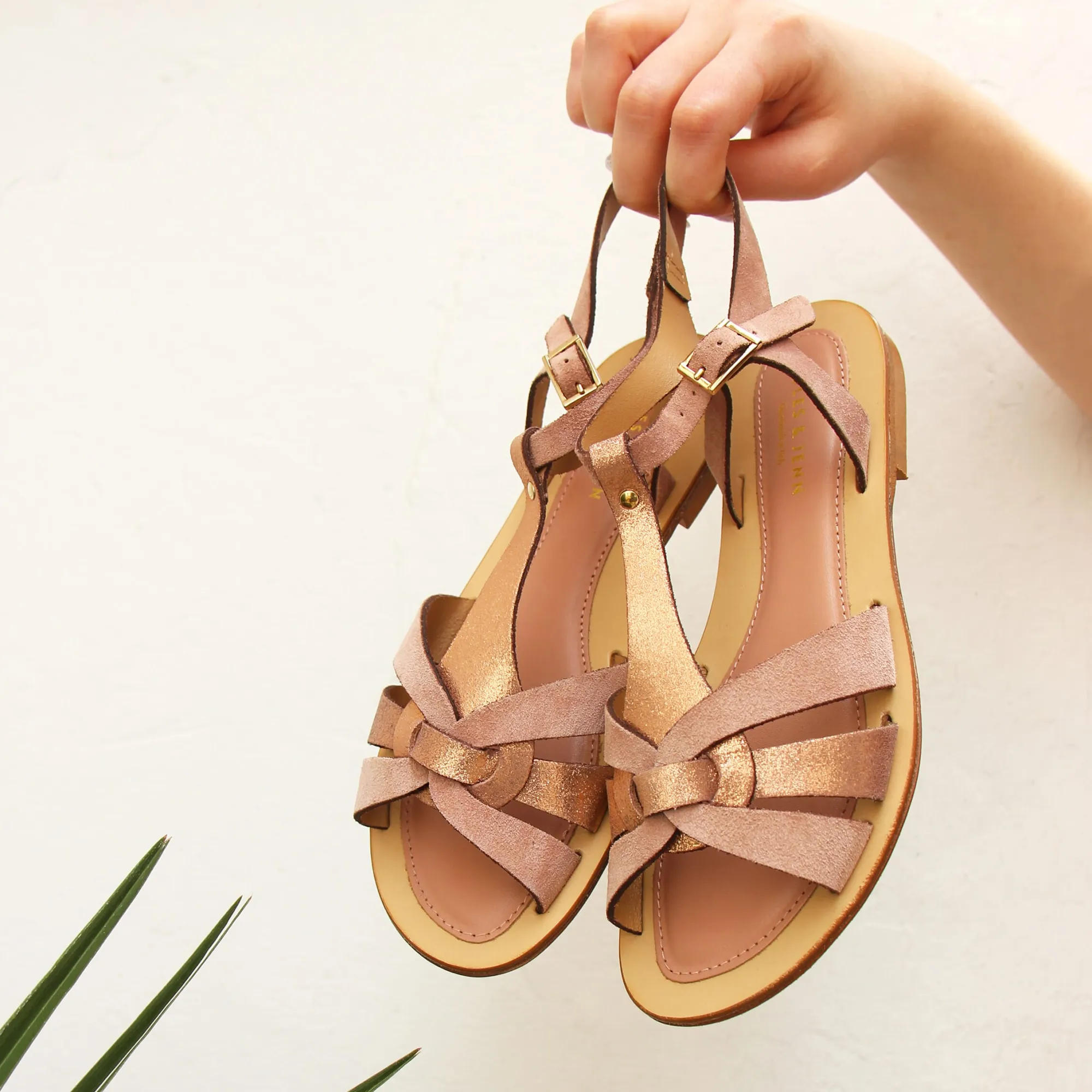 Hot Sandales plates croisées cuir rose Femme Sandales